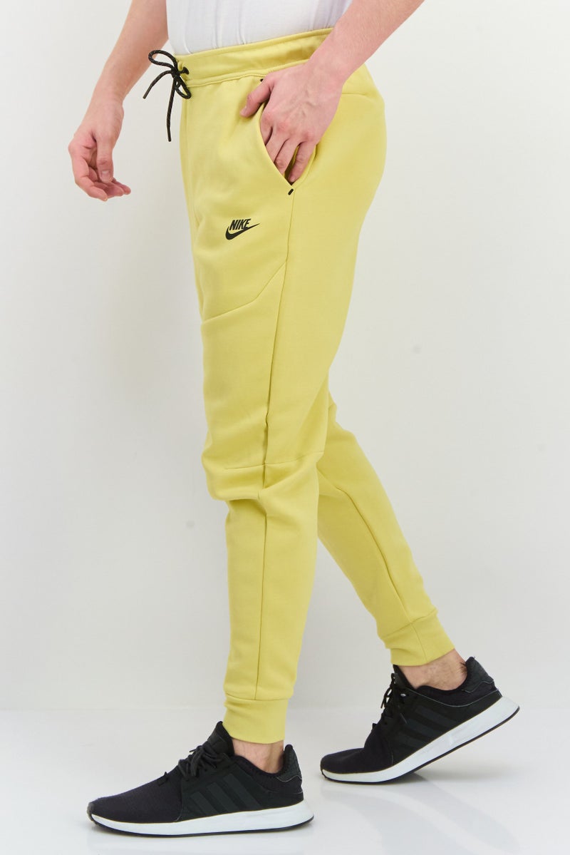 Nike سروال رياضي للرجال بقصة ضيقة وساق متدرج بطول عادي، أصفر - Image 2